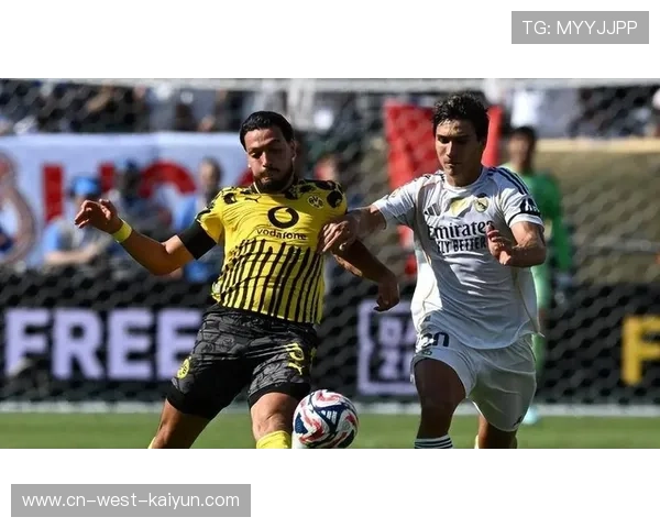 21岁天才贡萨洛-加西亚戴帽后与队友相拥庆祝 21岁天才贡萨洛-加西亚戴帽后与队友相拥庆祝